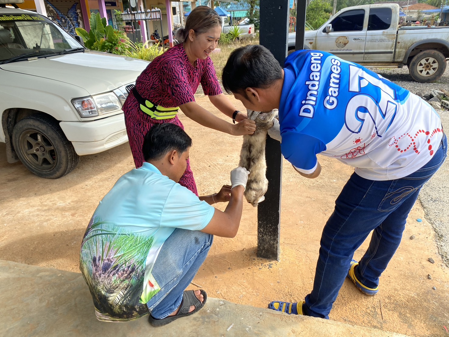วันที่​ 2 (วันที่​ 2 กรกฎาคม 2568) ลงพื้นที่ศาลาหมู่บ้านหมู่ที่​ 3 บ้านดินแดง ตามแผนปฏิบัติการออกหน่วยฉีดวัคซีนป้องกันโรคพิษสุนัขบ้า ประจำปี 2568