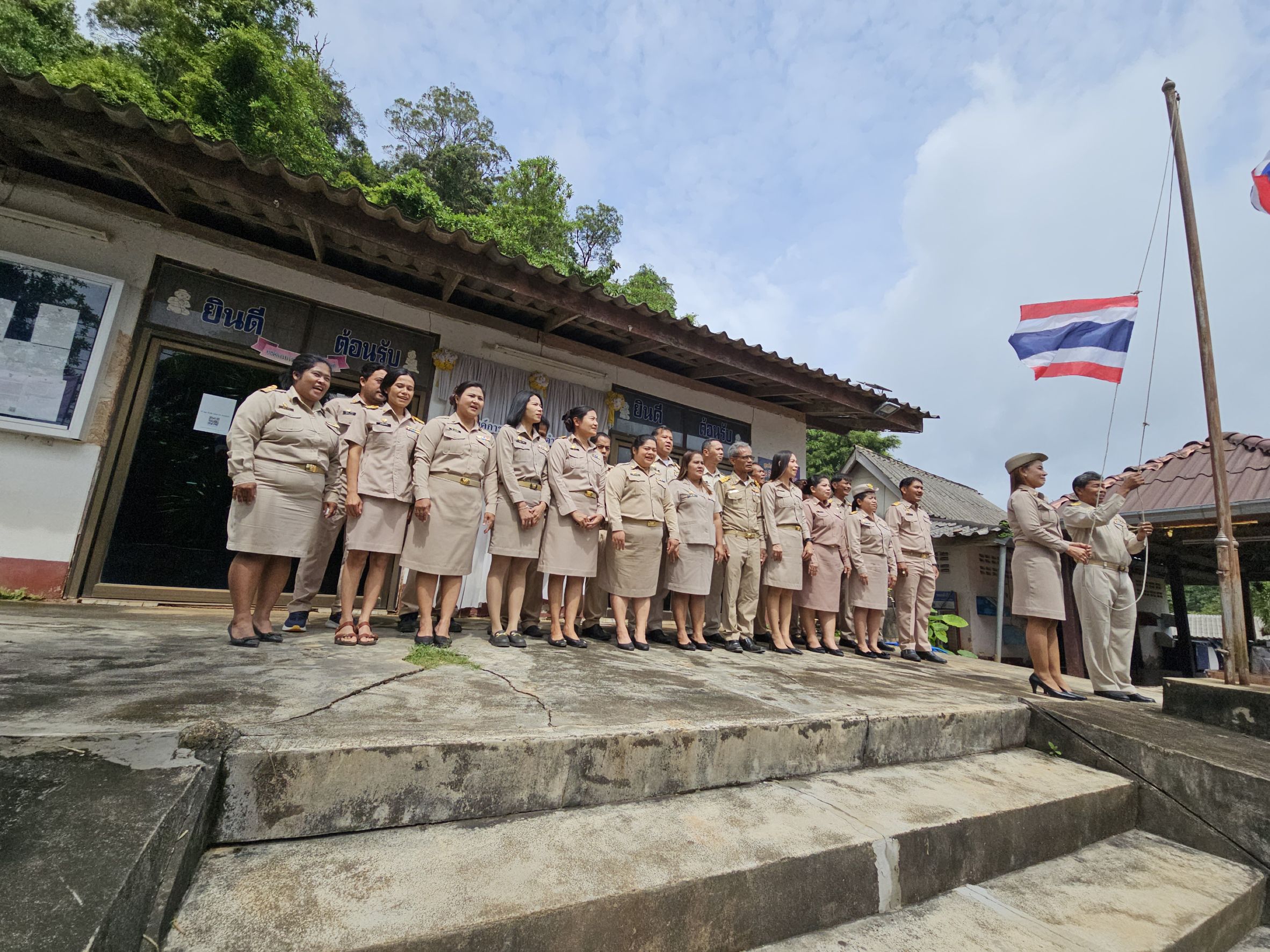 วันที่ 7 กรกฎาคม 2568

นายนิวัต ตัดสมัย นายกองค์การบริหารส่วนตำบลดินแดง พร้อมด้วย หัวหน้าส่วนราชการ และเจ้าหน้าที่ฯ ร่วมกิจกรรมเคารพธงชาติและร้องเพลงชาติไทย