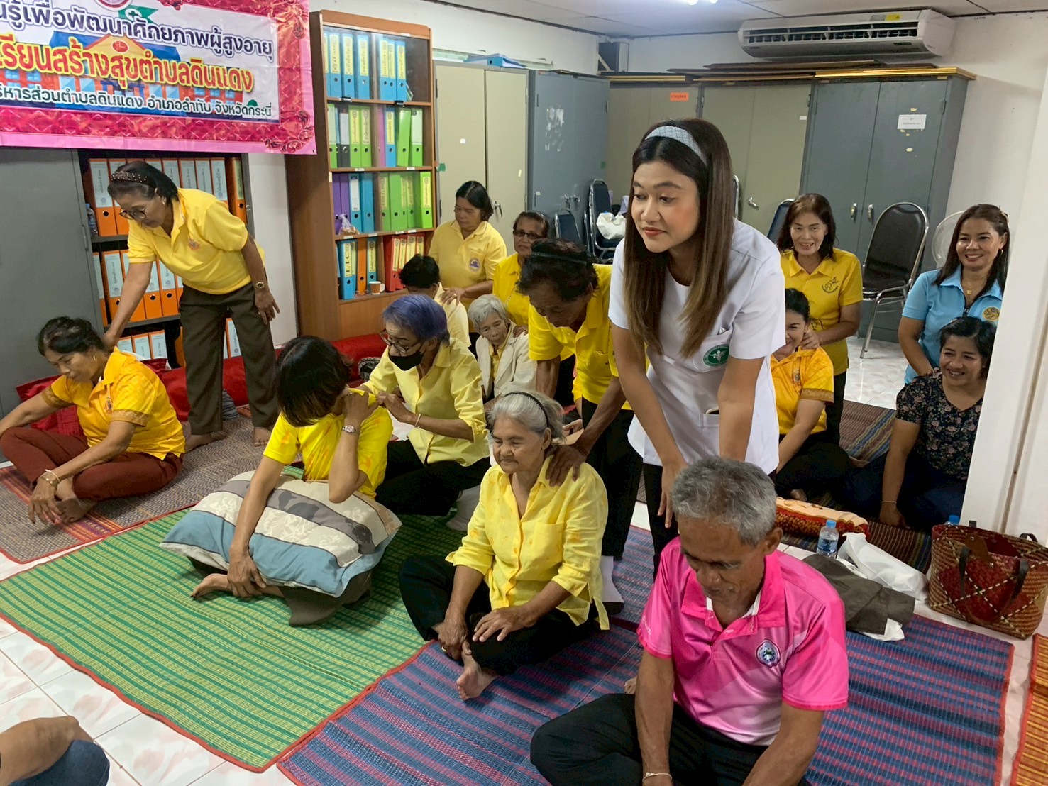 วันนที่ 19 สิงหาคม 2568 โรงเรียนสร้างสุขตำบลดินแดง ได้จัดกิจกรรมมอบความรู้ให้แก่ผู้สูงอายุในพื้นที่ กับหัวข้อ "การนวดตนเองด้วยศาสตร์การแพทย์แผนไทย"